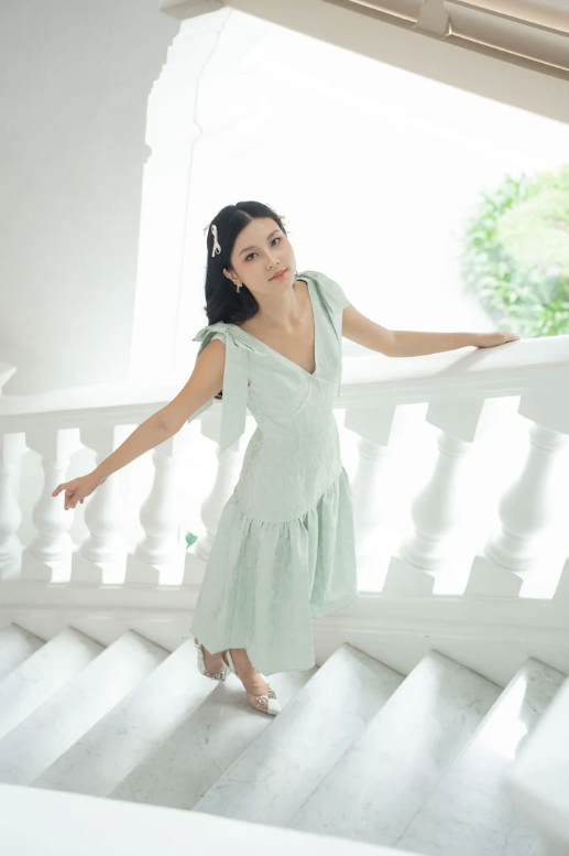 Transform Your Self-Esteem: How a New Dress from Nimisski Can Boost Your Confidence in Singapore