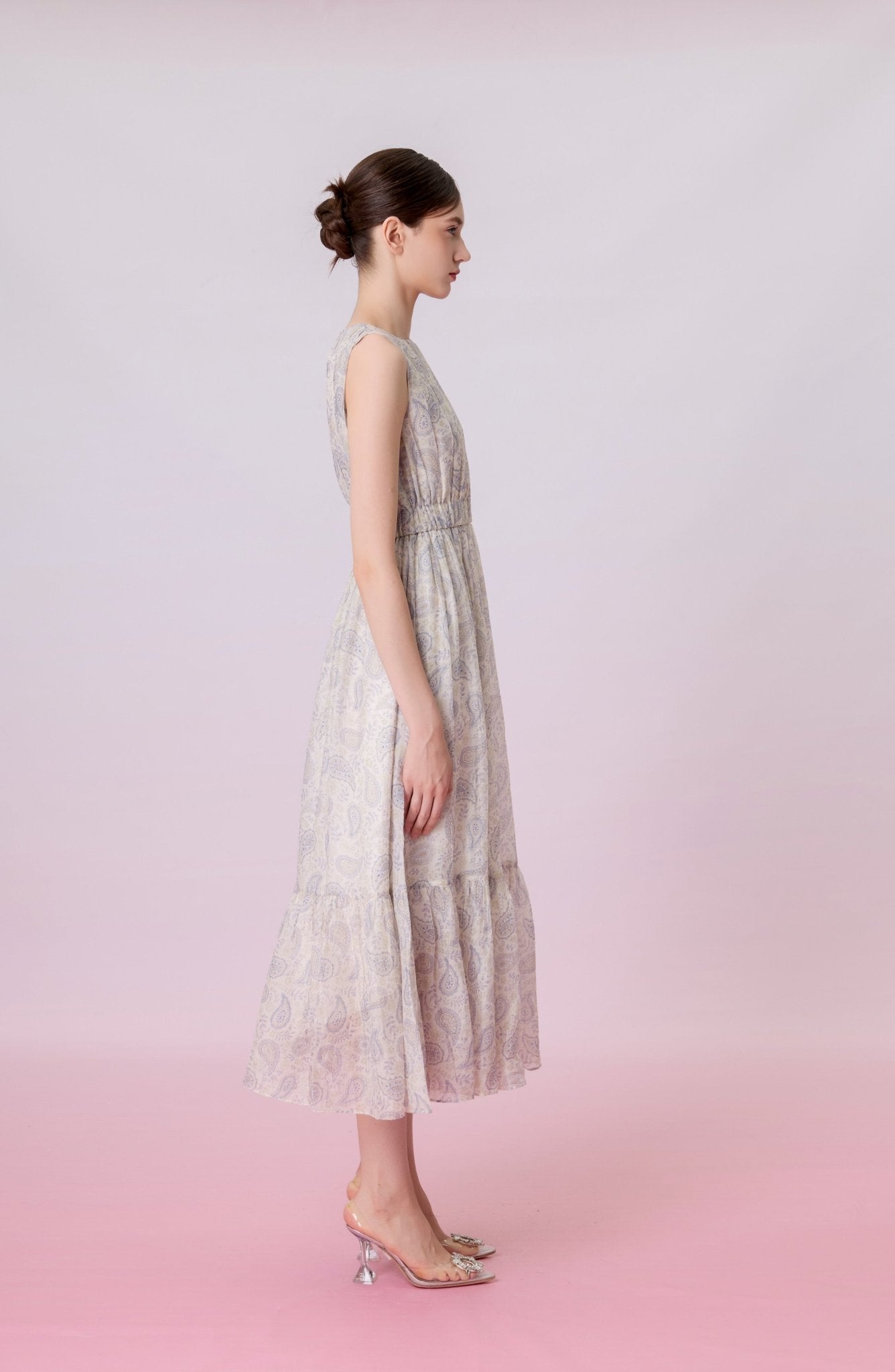 Kinsleigh Light Blue Paisley Print In White Maxi Dress - Nimisski