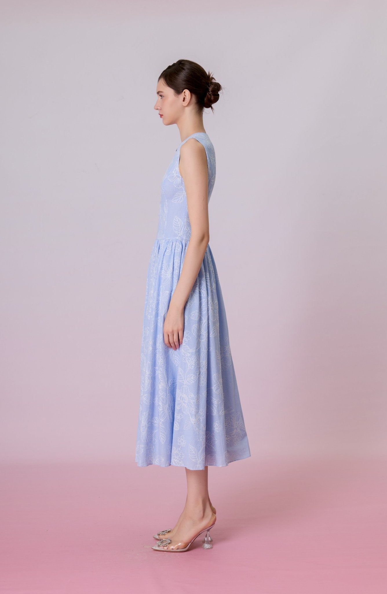 Kallie White Floral Emb In Light Blue Front-Zip Dress - Nimisski