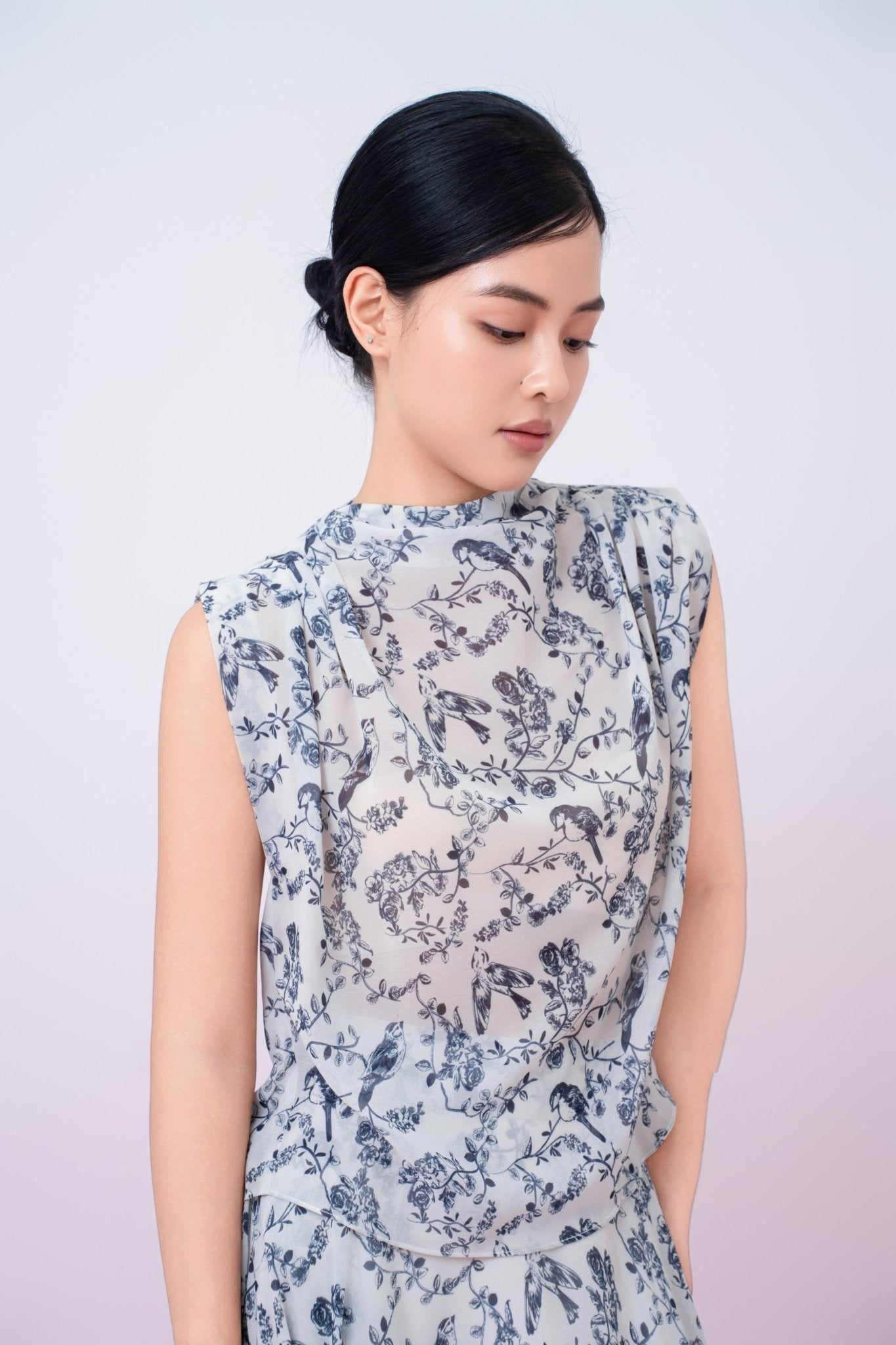 Jacalin Blue Birds Print In Dove White Sleeveless Top - Nimisski
