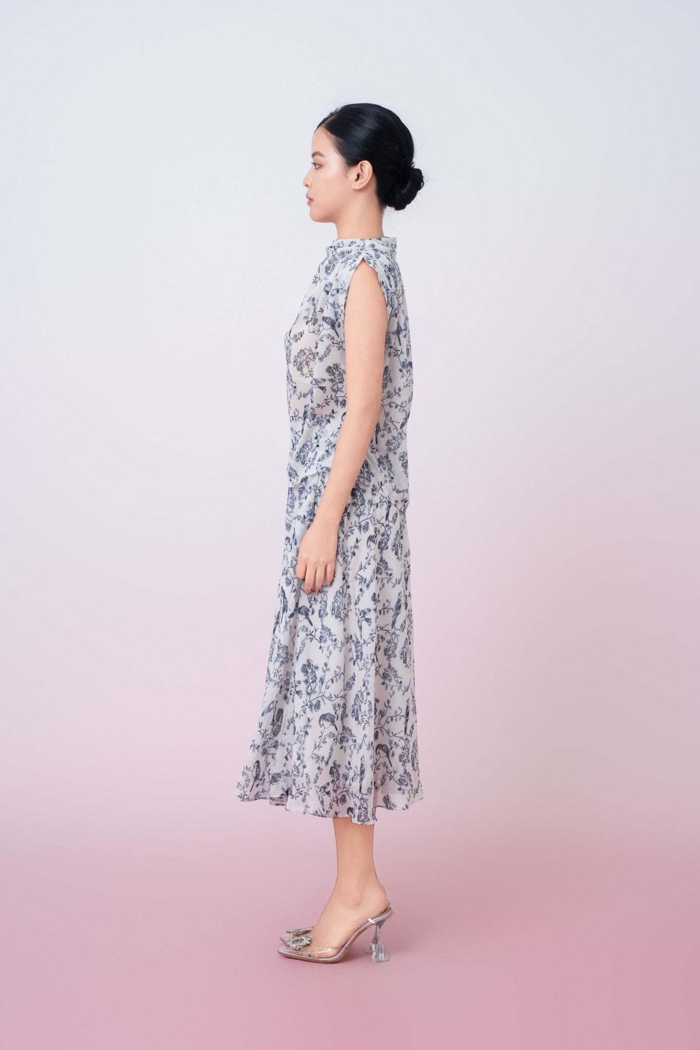 Jacalin Blue Birds Print In Dove White Sleeveless Top - Nimisski