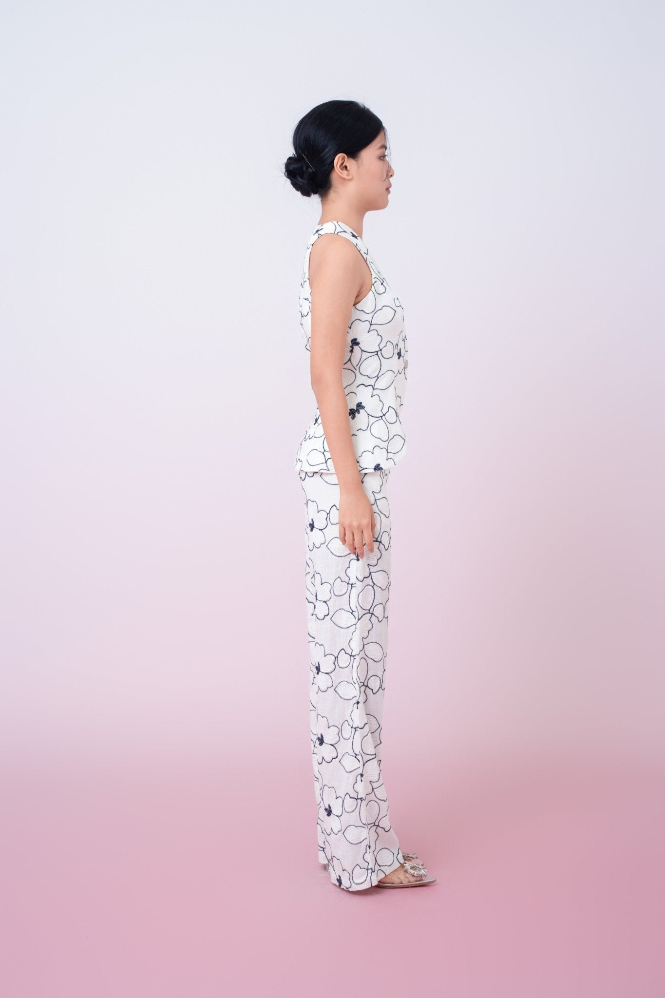 Joley Floral Embroidery In White Loose Fit Pants - Nimisski