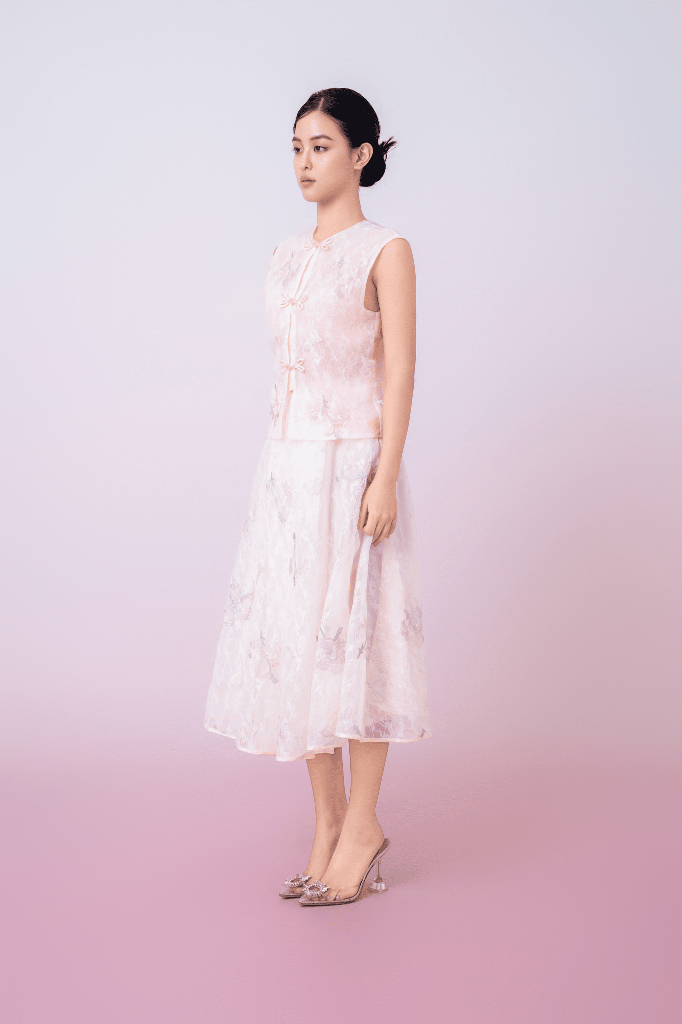 Kiera Light Pink Floral Embroidery Cheongsam Top - Nimisski