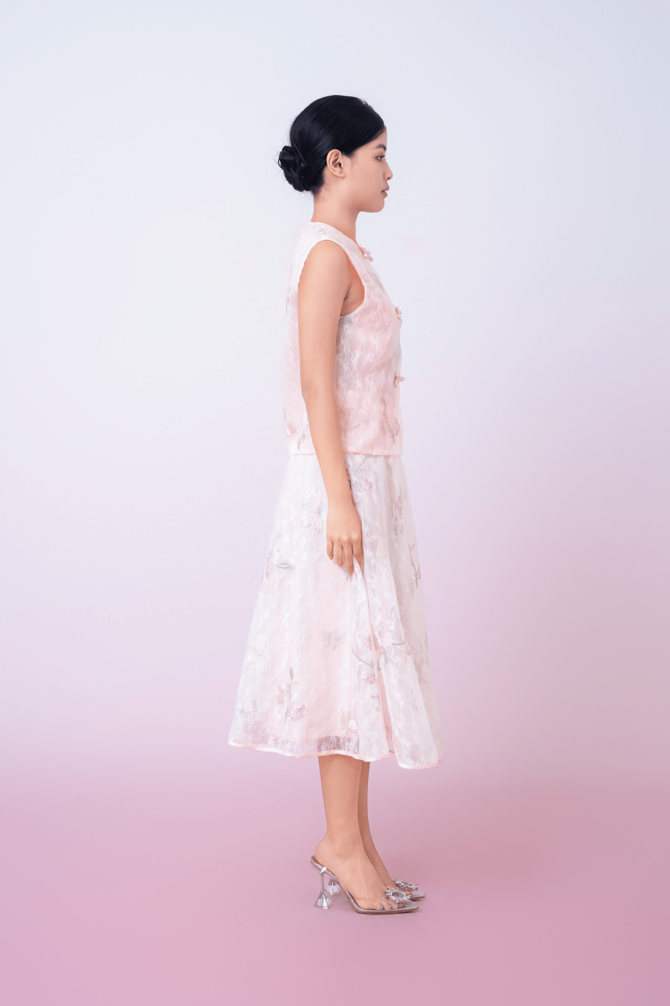Kiera Light Pink Floral Embroidery Cheongsam Top - Nimisski